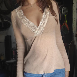 T-shirt femme vintage à col en V et manches longues, avec dentelle française et patchwork, coupe ajustée, haut de base - Product Image 2