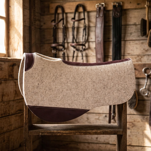 Tapis de selle polyvalent en cuir de vachette avec rembourrage en laine, doublure en polaire et bordure marron pour l'équitation western - Product Image 1