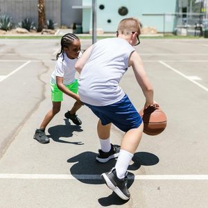 FOXA Pantalones cortos deportivos para niños, paquete de 5, de secado rápido, con bolsillos, cintura elástica, para baloncesto, ropa deportiva, deportes juveniles para niños - Product Image 2