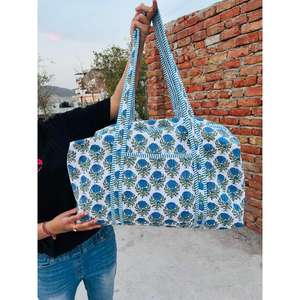 Edredón artístico de algodón Kantha diseñado con imágenes impresas a mano y capas de algodón transpirable para una versatilidad en la ropa de cama durante todo el año. - Product Image 4