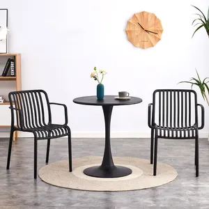 Moderno designer scandinavo che impilava bracciolo sedia da pranzo in plastica colorata