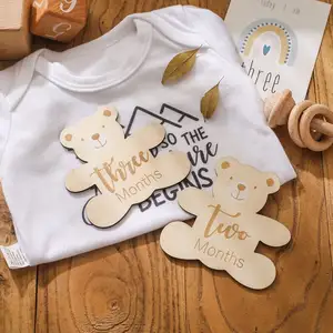 Accessoires de carte-cadeau de carte de bébé en forme d'ours pour les cartes d'étape mensuelles en bois mensuelles du nouveau-né