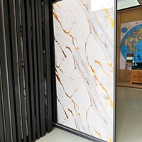 Blanc brillant mélangé avec de l'or Hi-Q feuille de marbre UV pour la décoration de la maison facilité d'installation
