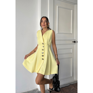 Vestido Amarillo Sin Mangas con Pliegues y Detalles de Costura, Estilo Casual - Product Image 3