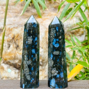 Vente en gros de pierres de cristal de pointe Que Sera de style bohème, polies et naturelles, en forme de tour, pour une décoration intérieure unique et des cadeaux de vacances - Product Image 2