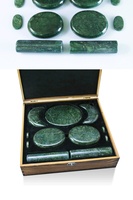 Ensemble de pierres de massage vertes en jade naturel SPA Gemme d'alun volcanique Huile essentielle sculptée Pierre chaude gravée Boîte en bois durable incluse