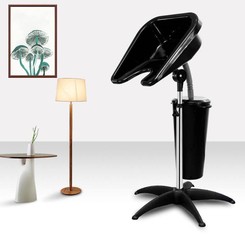 Petit bassin noir avec seau