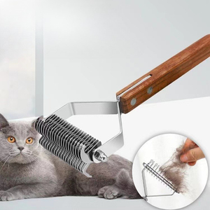 Peigne de toilettage pour animaux de compagnie râteau chiens chats manche en bois <span class=keywords><strong>brosse</strong></span> fabricant chiot toiletteur enlève les nœuds de <span class=keywords><strong>sous</strong></span>-<span class=keywords><strong>poil</strong></span> <span class=keywords><strong>brosse</strong></span> pour chiens brosses pour animaux de compagnie - Product Image 1