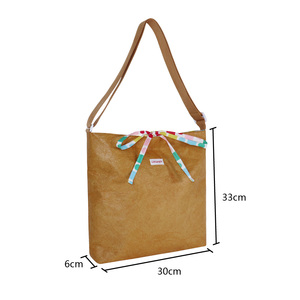 Sac fourre-tout bandoulière 2-en-1 tendance en Tyvek imperméable avec motif personnalisable pour l'été et sangle réglable - Product Image 3