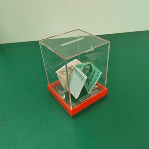 Hucha de acrílico transparente ecológica personalizada para colgar en la pared con llave para reutilizar - Product Image 4