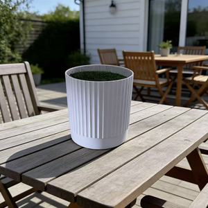 Maceta de Plástico con Rayas Verticales de 7.5cm de Alto, Blanca, para Uso en Exteriores y en Interiores - Product Image 2