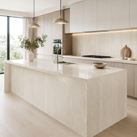 Plan de travail de cuisine moderne en pierre frittée beige de haute qualité, finition polie, aspect travertin beige