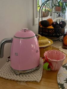 <span class=keywords><strong>Bouilloire</strong></span> électrique <span class=keywords><strong>SMEG</strong></span> style rétro des années 50, 7 tasses, avec arrêt automatique, base amovible <span class=keywords><strong>et</strong></span> indicateur de niveau d'eau, KLF03CRUS - Product Image 4