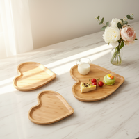 Plateau de service en bambou naturel en forme de cœur, design classique, écologique, durable, fait main, personnalisé, pour aliments, assiettes, plats et collations