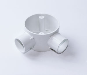 กล่องต่อสายไฟ PVC แบบสองทาง ทรงสี่เหลี่ยม สีขาว ป้องกันการเกิดไฟไหม้ มาตรฐาน BS EN 50086 2 1 สำหรับท่อร้อยสายแข็ง ผลิตในเวียดนาม - Product Image 5