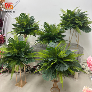 Décoration de mariage SMOOTH : Centre de table tropical réaliste en palmier vert pour fleuriste - Product Image 1