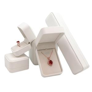 Boîte d'emballage de bijoux carrée simple et élégante en cuir PU personnalisée Everwin avec logo du client et doublure en coton - Product Image 5