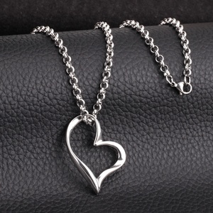 Collier pendentif personnalisable en acier inoxydable étanche, plaqué or 18 carats, avec chaîne à maillons et pendentif cœur pour femme - Product Image 3