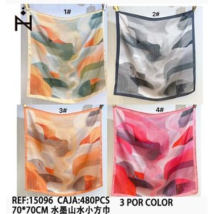 Foulard quadrato piccolo con paesaggio dipinto a inchiostro 70x70cm, accessorio moda per donna - Product Image 2