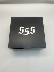 Tùy chỉnh hộp mũ đen với logo màu trắng Kích thước tiêu chuẩn cán bóng mờ dập nổi - Product Image 4