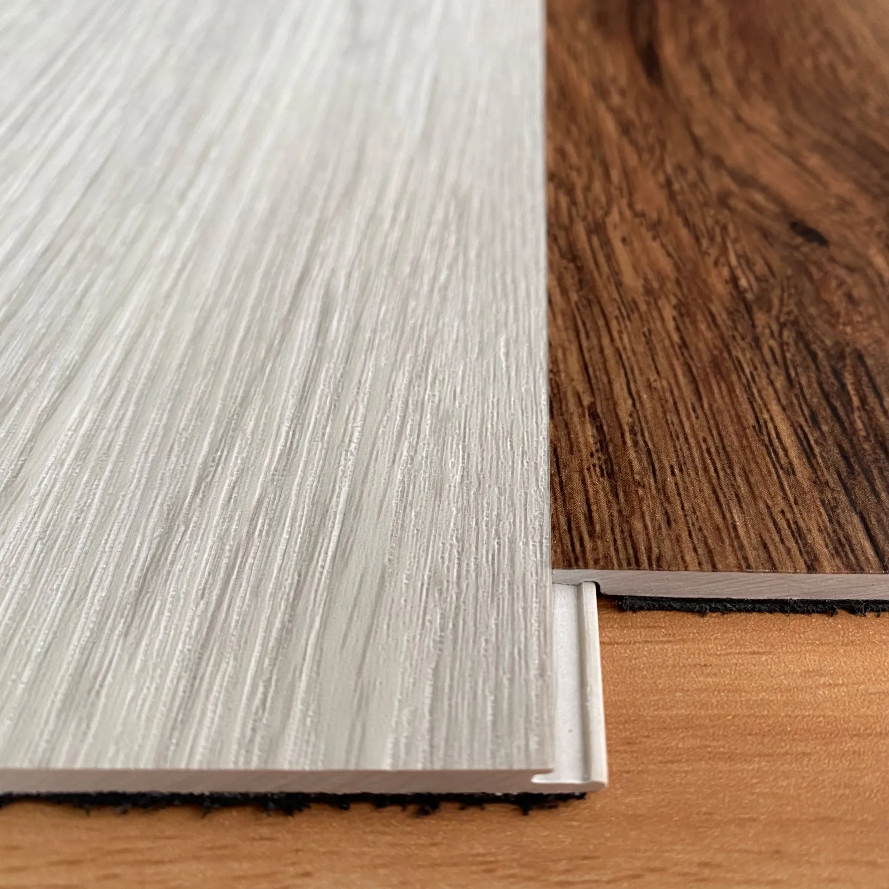 Venda quente barata grão de madeira pvc plástico chão capa com superfície de madeira usado para interior/banheiro/cozinha