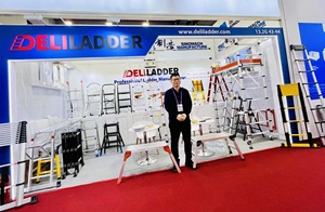 Deliladder Escalier pliant moderne en alliage d'aluminium portable avec capacité de 375 livres Plateforme d'escalier - Product Image 6