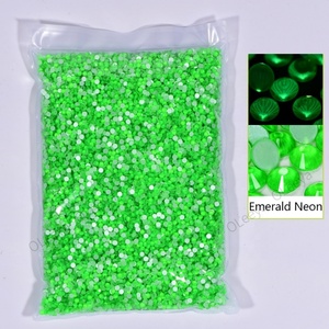 Strass en verre non thermocollants 2028 de haute qualité et populaires, à dos plat, aux couleurs néon, pour robes de danse - Product Image 5