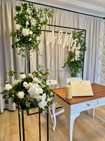 Arche de décoration de cérémonie d'engagement avec cadre noir, support de fleurs et toile de fond métallique pour mariage