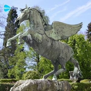 Scultura di Cavallo <span class=keywords><strong>Alato</strong></span> in Bronzo, Statua Moderna Personalizzata per Esterni in Metallo, Grande Statua in Ottone a Grandezza Naturale di Cavallo Volante - Product Image 5