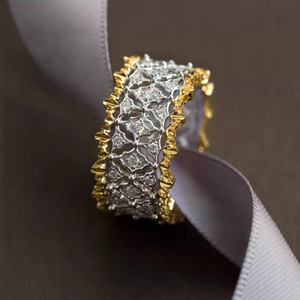 Anello Traforato Bicolore Elegante per Donne - Product Image 5