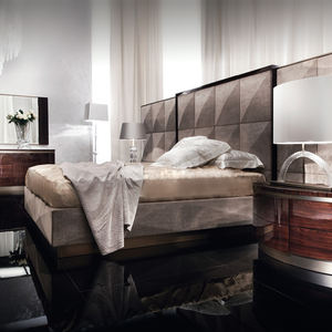 Lit King Size de luxe italien Mobilier moderne et minimaliste pour chambre à coucher Tête de lit rembourrée avec design en blocs - Product Image 5