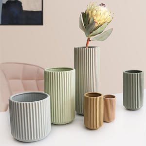 <span class=keywords><strong>Vaso</strong></span> in <span class=keywords><strong>Ceramica</strong></span> Moderno dal Design Fresco, Cilindrico con Motivo Verticale, Bocca Larga, Smalto Opaco, Personalizzabile, Stile Art Deco per Fiori da Tavolo - Product Image 2