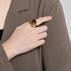 Vente en gros d'anneaux en acier inoxydable plaqués or 18K PVD, imitation perle œil de tigre, ajustables et personnalisés pour femmes - Product Image 2