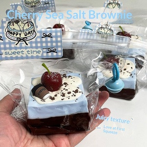 Juguete Sensorial Antiestrés de Silicona con Textura Cremosa, con Forma de Brownie de Sal Marina y Cereza de Arcilla Seca, Apto para Alimentos - Product Image 2