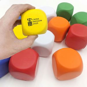 Dés en mousse PU personnalisés en gros, 6 cm, écologiques, fabriqués en 3D, avec logo personnalisable, pour l'entraînement - Product Image 1