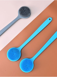 Mamá, con él, no me tengo que preguntarle a nadie más. Cepillo de baño de silicona con mango largo para frotarse la espalda, ideal para refrescarse. - Product Image 2