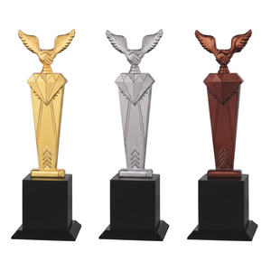 Trophée professionnel avec base noire pour les cérémonies annuelles, les événements d'entreprise et les programmes de reconnaissance. - Product Image 1