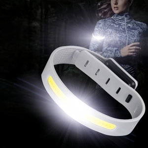 Brazalete LED Recargable con Luces para Correr, Equipo de Alta Visibilidad para Corredores, Brazaletes Luminosos Ajustables para Hombres, Mujeres y Niños - Product Image 1