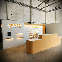 Stand d'exposition modulaire personnalisé de 10 à 20 pieds avec panneaux en carbone cristallin, comptoir de réception incurvé, rétroéclairage LED et finition bois.
