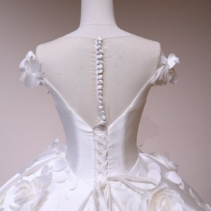 Robe de mariée classique style princesse en satin, avec corset illusion aux épaules, péplum à volants, appliques florales 3D et traîne chapelle - Product Image 6