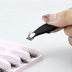 Pince à épiler inclinée à pointe plate en acier inoxydable noir, outil de modelage des sourcils pour salon de beauté et usage personnel - Product Image 4