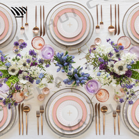 Charmant ensemble de vaisselle en porcelaine motifs roses délicats avec des accents dorés pour les tables de mariage de rêve