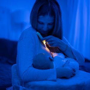 Luz nocturna portátil con forma de bolígrafo para el cuidado de la alimentación del bebé, funciona con batería interna, para bebés de 0 a 12 meses - Product Image 1