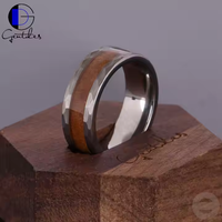 Bague de mariage en tungstène martelé pour homme, 8 mm, argentée, avec incrustation de bois, vente en gros - Gentdes Jewelry