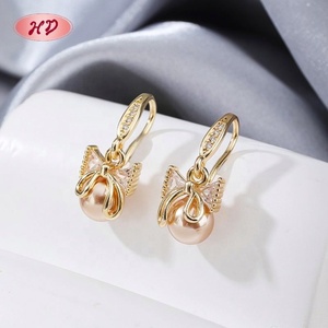 Pendientes de Aro con Lazo de Perlas, Chapados en Oro de 18K, Latón con Circonita, Joyería Vintage Unisex - Product Image 1