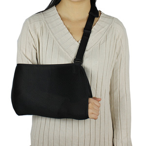Attelle d'avant-bras noire avec maille et tissu sandwich, sangles de soutien pour le cou et le poignet, fixant solidement l'épaule - Product Image 3