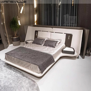 หัวเตียงโค้งหุ้มเบาะหนัง ยี่ห้อ Gainsville Furniture สำหรับเตียงขนาดคิงไซส์และควีนไซส์ ดีไซน์หรูหราทันสมัย โครงเตียงรูปทรงโค้ง - Product Image 1