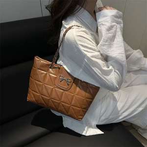 Bolso de hombro y bandolera con cadena acolchada con decoración de lazo de metal - Product Image 6