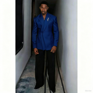 Costume <span class=keywords><strong>Homme</strong></span> Tendance 2 Pièces : Veste Blanche et Pantalon Noir, Deux Boutons, Revers Pointus, Haute Qualité, Idéal Banquets et Cérémonies, Tenue de Célébrité Masculine - Product Image 2