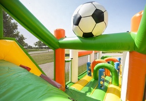 Parcours d'obstacles gonflables pour adultes avec ballons de football sautant à vendre - Product Image 4